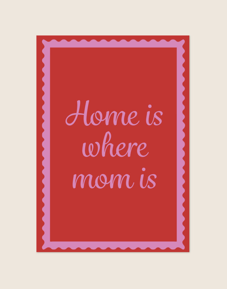 Sfeervolle warmrode poster met een roze gegolfde rand en de roze geschreven tekst 'Home is where mom is' in het midden.