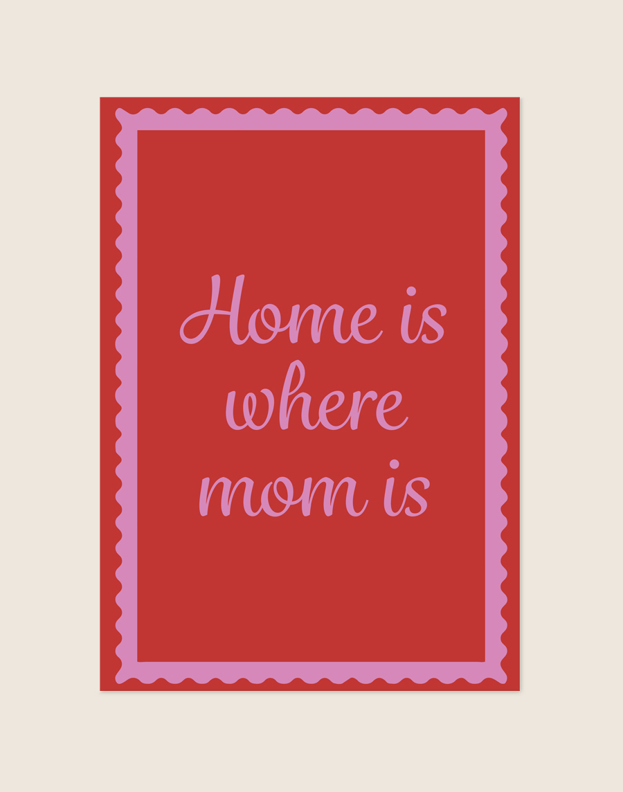 Sfeervolle warmrode poster met een roze gegolfde rand en de roze geschreven tekst 'Home is where mom is' in het midden.