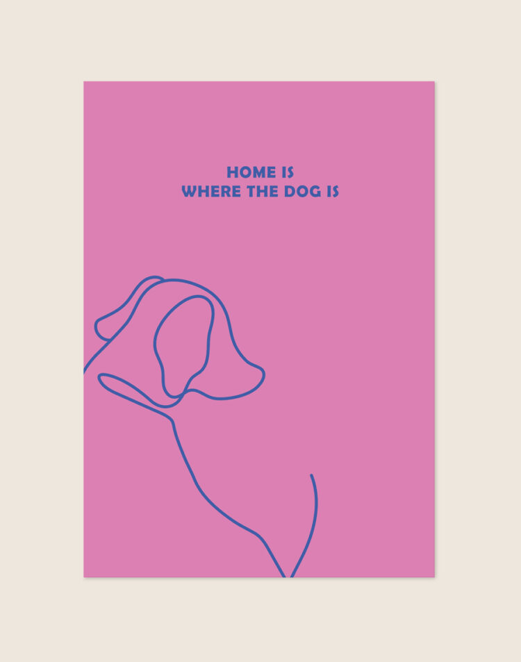 Vrolijke roze poster met een blauwe line art tekening van een hond en de Engelse quote Home is where the dog is.