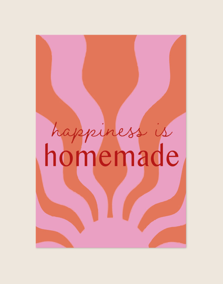 Opvallende poster met waaierende golvende zonnestralen in roze en oranje met de rode tekst 'happiness is homemade' in het midden.