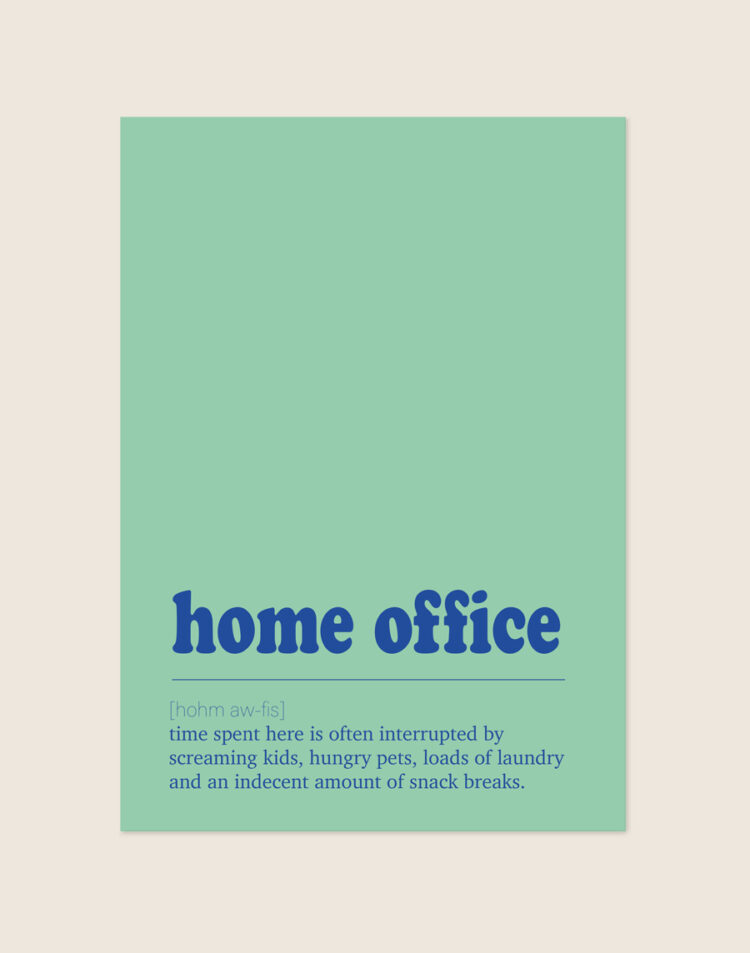 Lichtgroene poster met de tekst 'home office' in blauwe letters en een grappige definitie over de chaos van thuiswerken, sfeervol opgehangen in een moderne werkkamer.