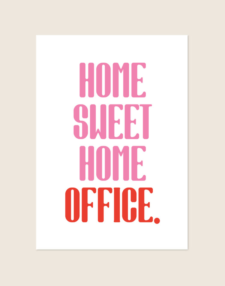 Sfeervolle witte Poster Home sweet home met roze en rode letters en de tekst HOME SWEET HOME OFFICE., sfeervol opgehangen in een thuiskantoor.