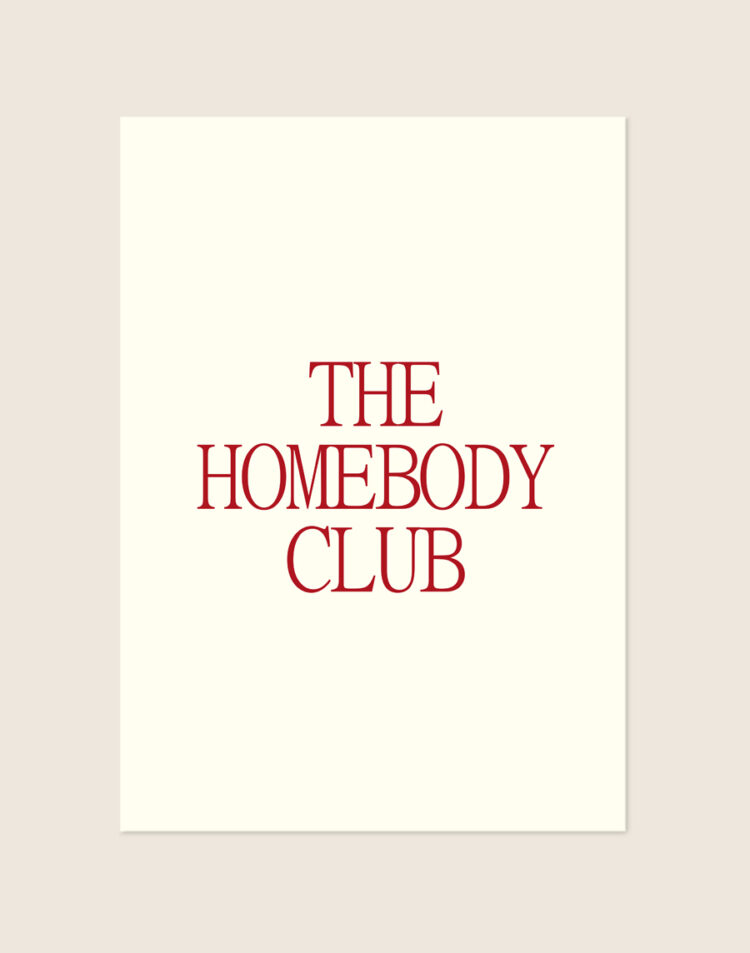 Minimalistische crèmekleurige poster met de bordeauxrode tekst 'THE HOMEBODY CLUB' gecentreerd in een slank schreeflettertype.