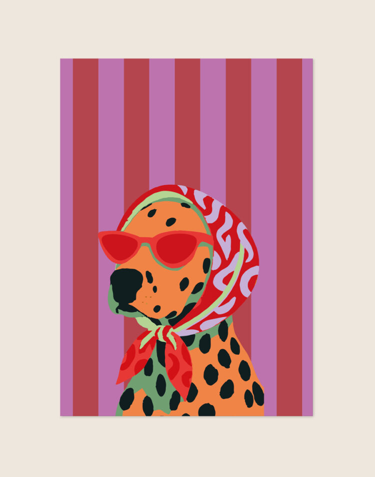 Een kleurrijke pop-art poster van een oranje hond met zwarte stippen, die een rode retro zonnebril en een vrolijk hoofddoekje draagt, tegen een achtergrond van paarse en rozerode strepen.