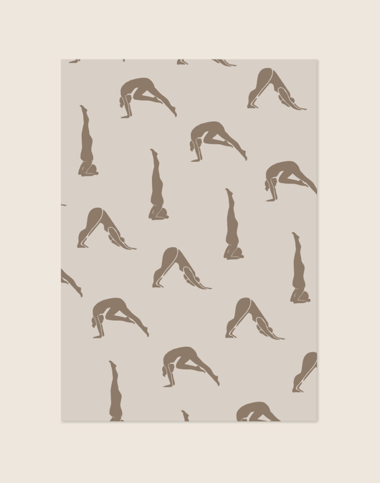 Een rustgevende, minimalistische poster in warme beige- en taupetinten met een repetitief, organisch patroon van vloeiende silhouetten in diverse houdingen.