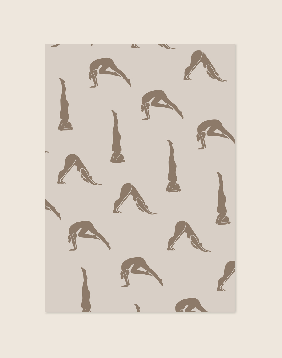 Een rustgevende, minimalistische poster in warme beige- en taupetinten met een repetitief, organisch patroon van vloeiende silhouetten in diverse houdingen.