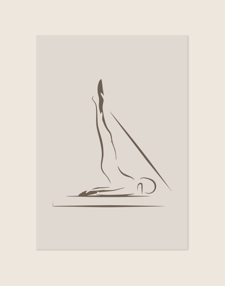 Een minimalistische poster in warme beige tinten met een abstracte, vloeiende donkerbruine line-art illustratie van een persoon die op de rug ligt met beide benen elegant in de lucht gestrekt.