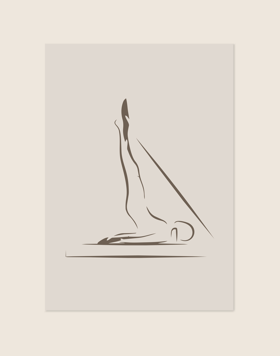 Een minimalistische poster in warme beige tinten met een abstracte, vloeiende donkerbruine line-art illustratie van een persoon die op de rug ligt met beide benen elegant in de lucht gestrekt.