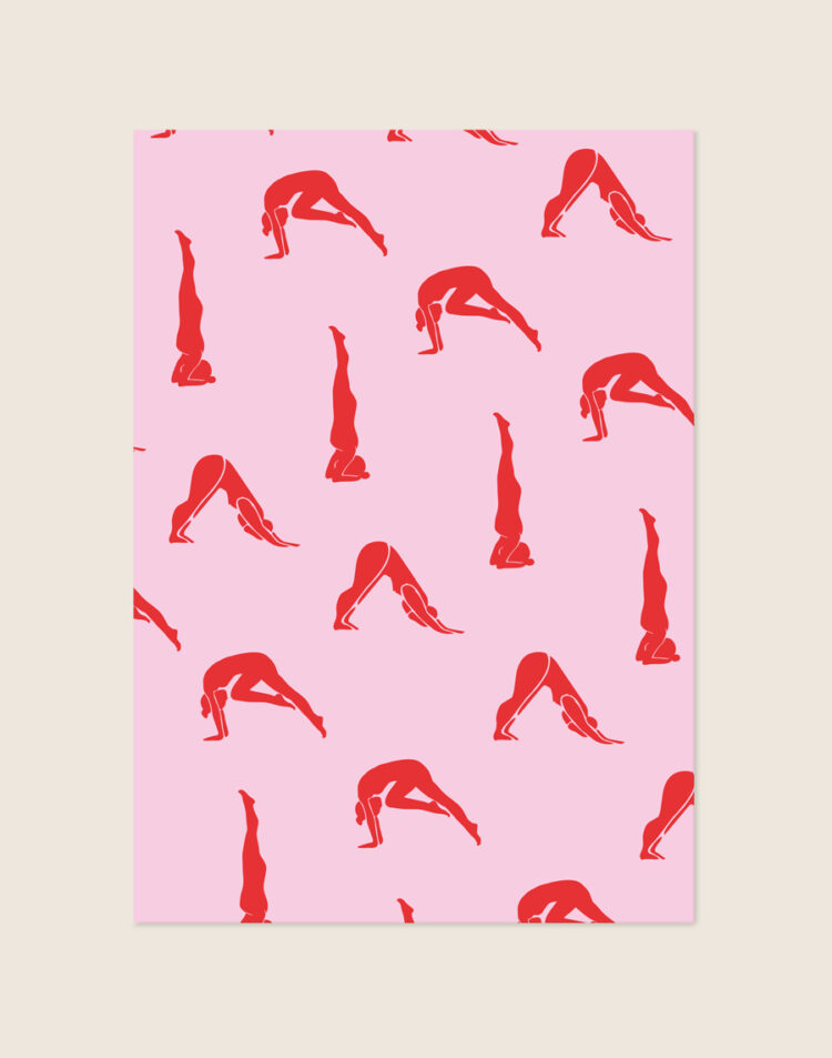 Een opvallende poster met een zachtroze achtergrond en een herhalend patroon van felrode silhouetten van een persoon in verschillende dynamische yoga- en Pilates-houdingen.