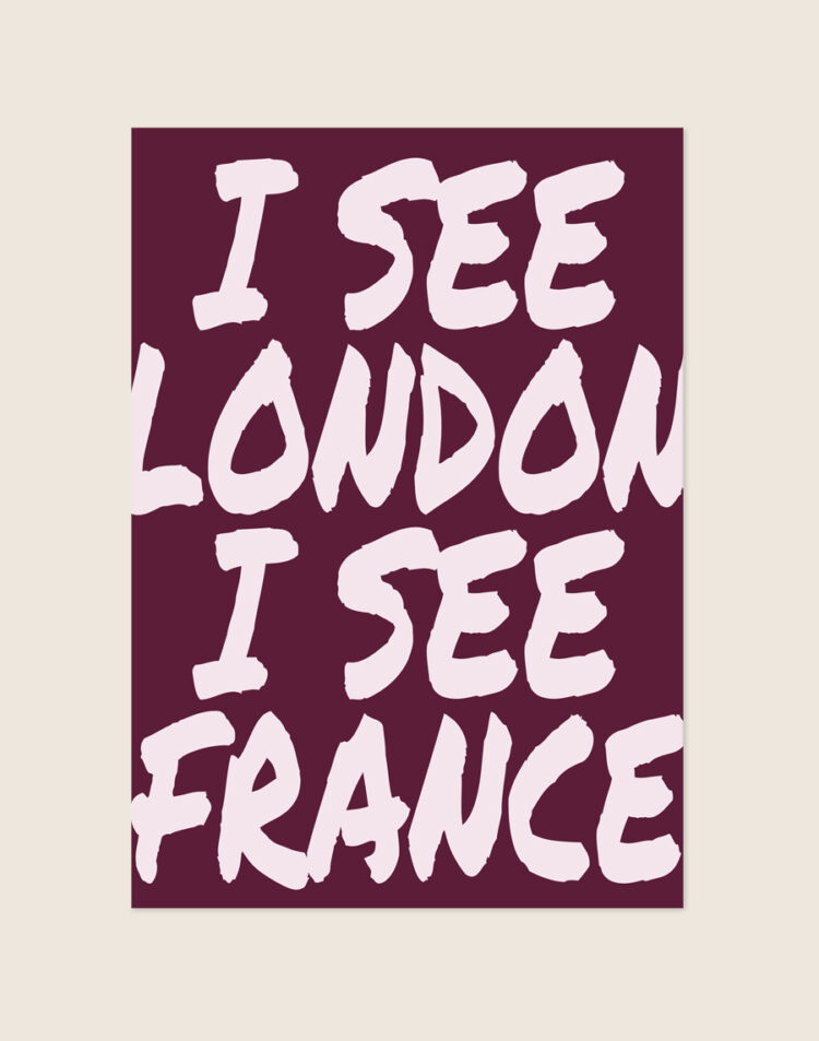 Stijlvolle paarse typografische poster met de tekst I See London, sfeervol opgehangen aan een neutrale muur in een moderne slaapkamer.