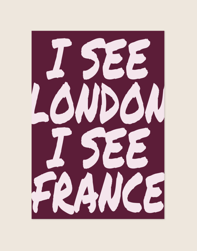 Stijlvolle paarse typografische poster met de tekst I See London, sfeervol opgehangen aan een neutrale muur in een moderne slaapkamer.