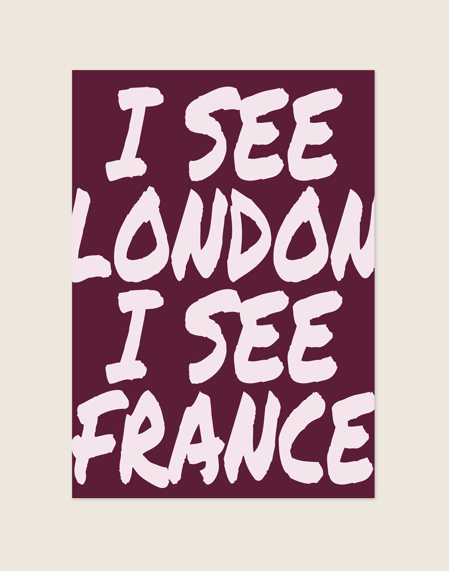 Stijlvolle paarse typografische poster met de tekst I See London, sfeervol opgehangen aan een neutrale muur in een moderne slaapkamer.