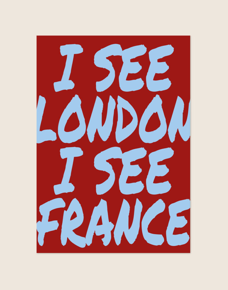 Opvallende rode typografische poster met lichtblauwe letters en de tekst I See London I See France, sfeervol opgehangen aan een neutrale muur in een modern toilet.