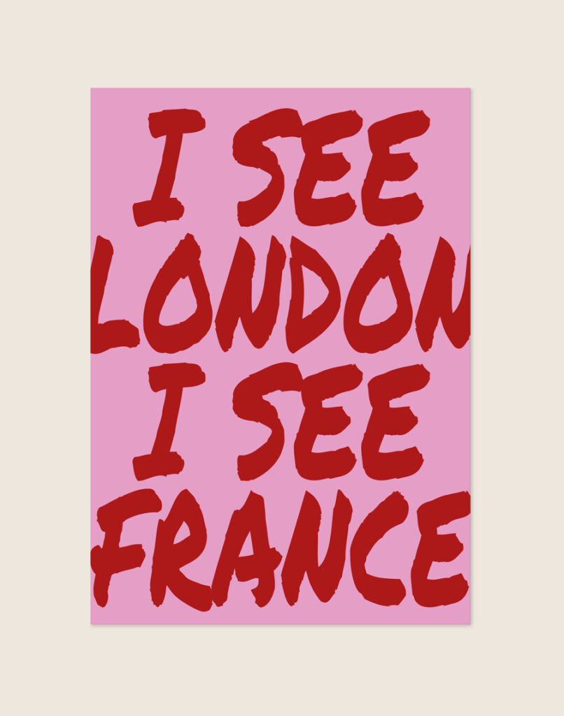 Trendy roze typografische poster met rode penseelletters en de tekst I See London I See France, sfeervol opgehangen aan een neutrale muur in een modern toilet.