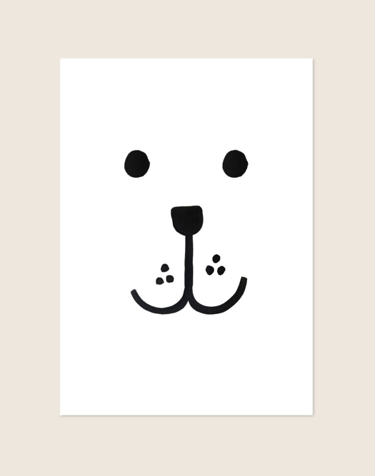 Minimalistische zwart-witte Poster Ijsbeer met een handgetekend ijsbeersnuitje op een helderwitte achtergrond, sfeervol opgehangen in een ruimte.