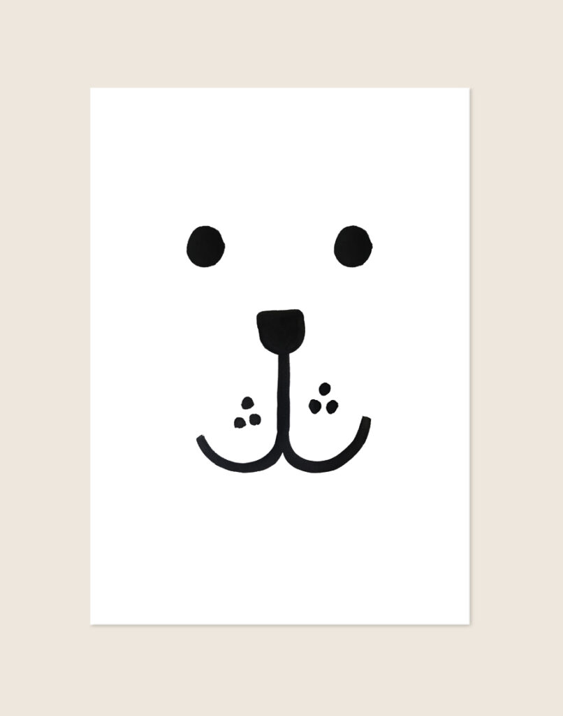 Minimalistische zwart-witte Poster Ijsbeer met een handgetekend ijsbeersnuitje op een helderwitte achtergrond, sfeervol opgehangen in een ruimte.