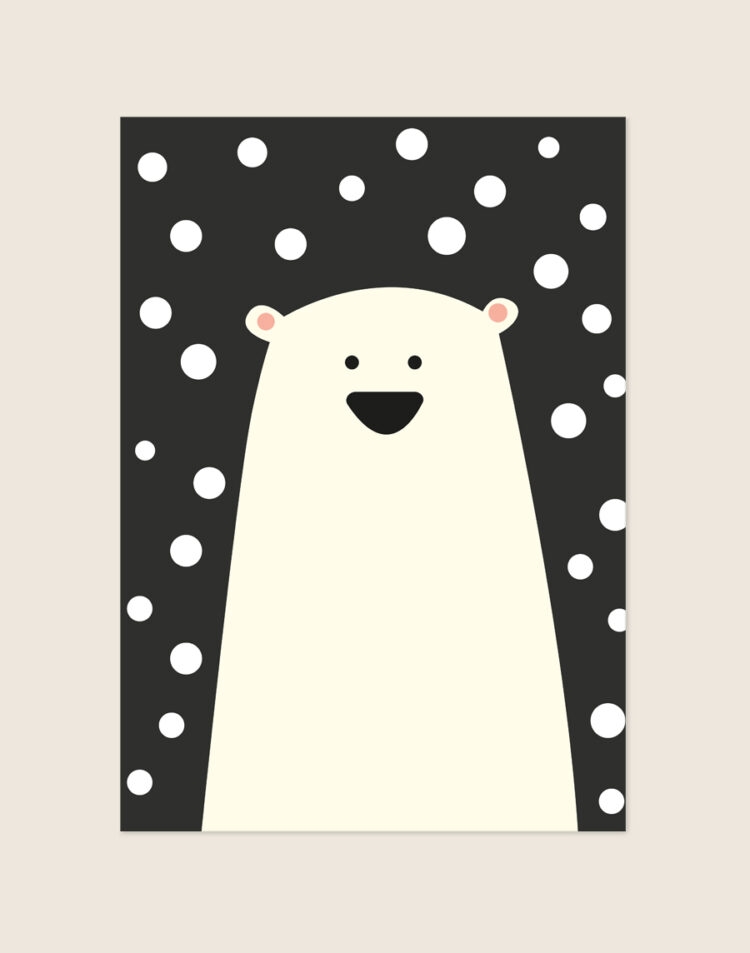 Een minimalistische, grafische poster met een lachende witte ijsbeer en witte sneeuwstippen op een donkergrijze achtergrond, sfeervol opgehangen in een modern interieur.