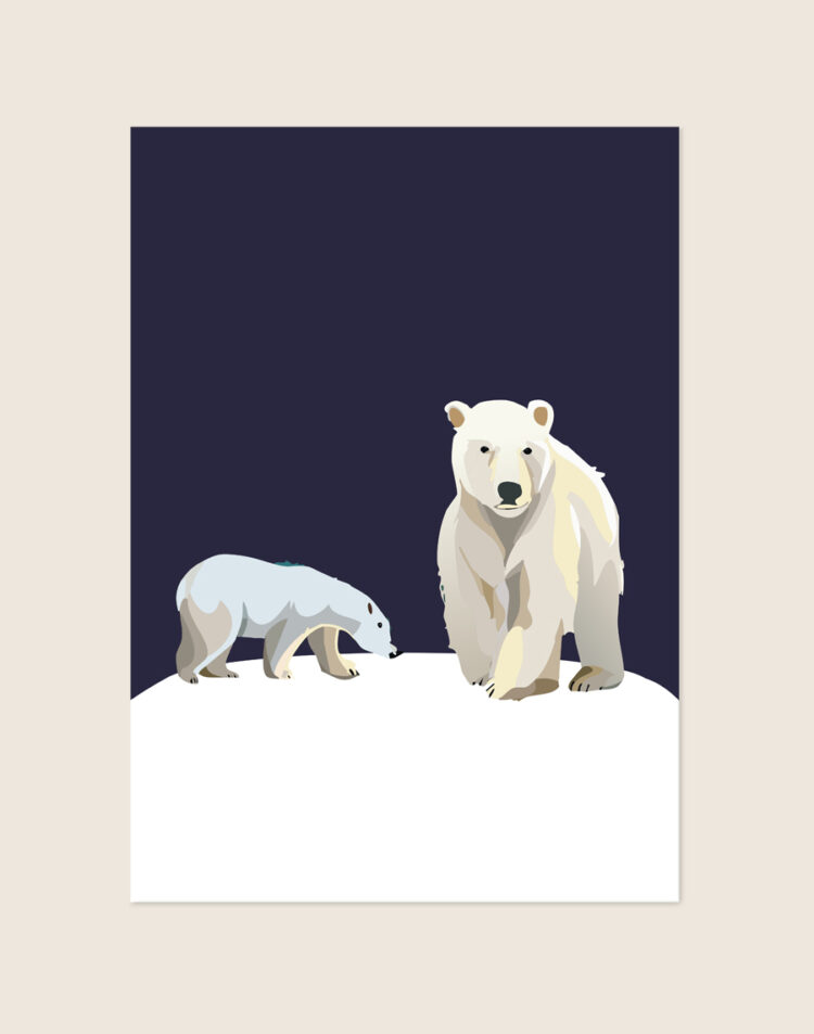 Een minimalistische en grafische poster van een volwassen ijsbeer en een klein welpje op een felwitte ijsvlakte tegen een diepe donkerblauwe achtergrond, sfeervol opgehangen in een moderne kinderkamer.