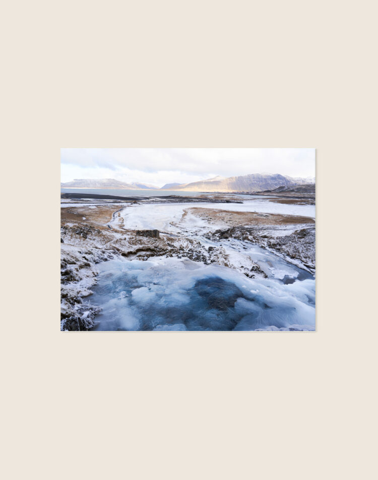 Moderne poster van een winters en ijzig landschap in IJsland met koele tinten, sfeervol opgehangen in een Scandinavisch interieur.