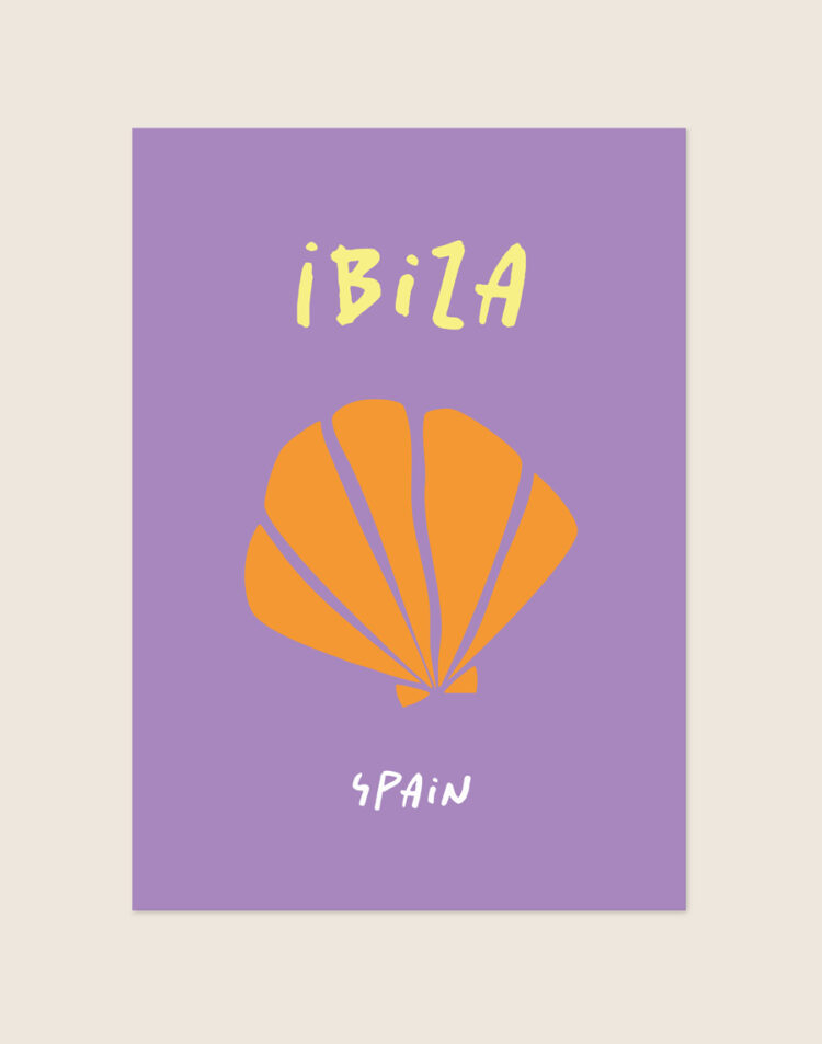 Grafische poster met een abstracte oranje schelp op een paarse achtergrond, voorzien van de handgeschreven tekst Ibiza in het lichtgeel en Spain in het wit.