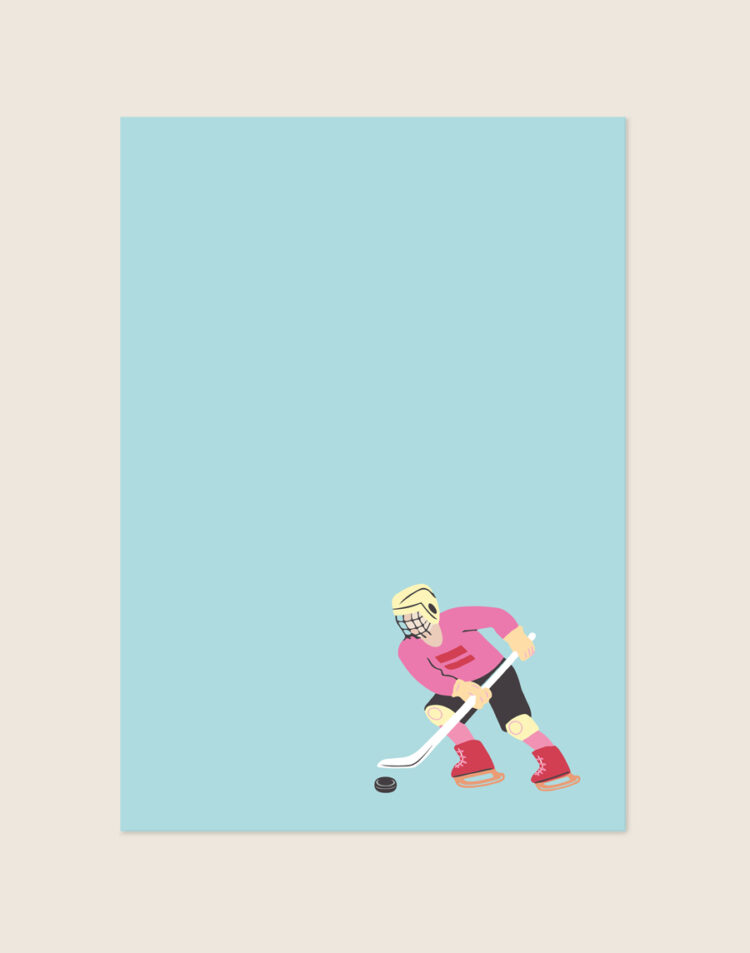 Een minimalistische en kleurrijke poster van een ijshockeyer in actie met een roze shirt, gele helm, rode schaatsen en een stick bij een puck, tegen een zachte lichtblauwe achtergrond.