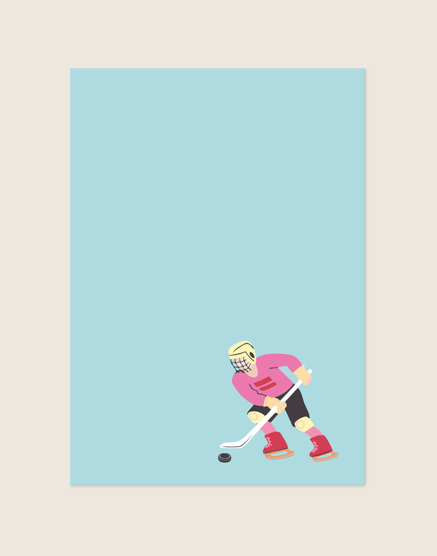 Een minimalistische en kleurrijke poster van een ijshockeyer in actie met een roze shirt, gele helm, rode schaatsen en een stick bij een puck, tegen een zachte lichtblauwe achtergrond.