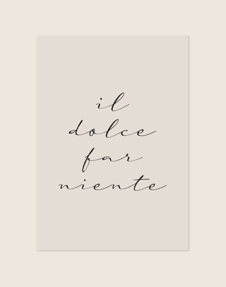 Minimalistische zandkleurige poster met de zwarte, sierlijk geschreven Italiaanse tekst 'il dolce far niente' in het midden.