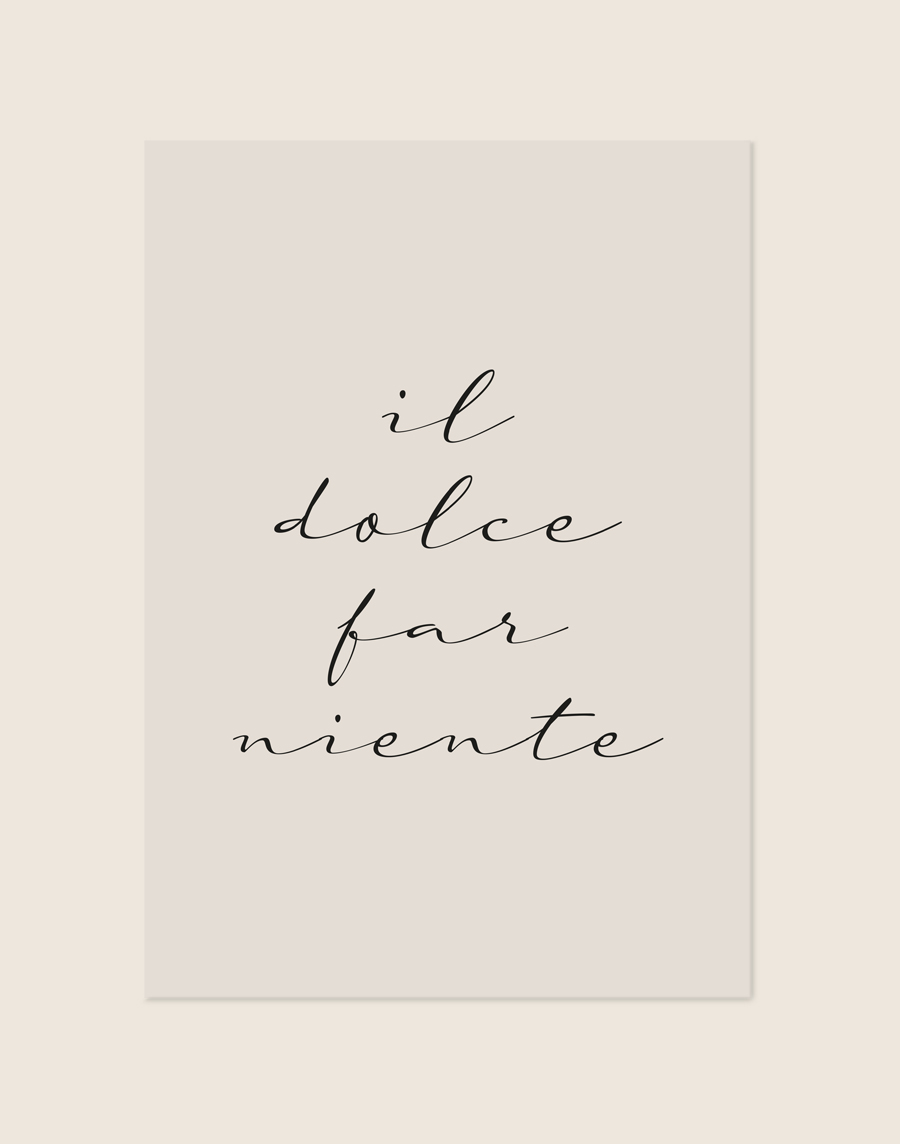 Minimalistische zandkleurige poster met de zwarte, sierlijk geschreven Italiaanse tekst 'il dolce far niente' in het midden.