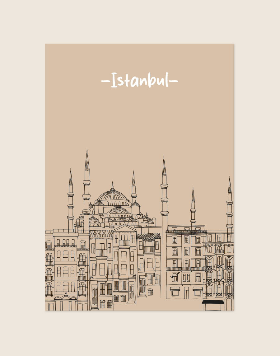 Een poster met een effen zandkleurige achtergrond. Op de onderste helft staat een gedetailleerde zwarte lijntekening van de skyline van Istanbul, met daarin onder andere moskeeën met koepels en minaretten en historische stadsgebouwen. Bovenaan staat gecentreerd het woord '-Istanbul-' geschreven in een wit, speels lettertype.