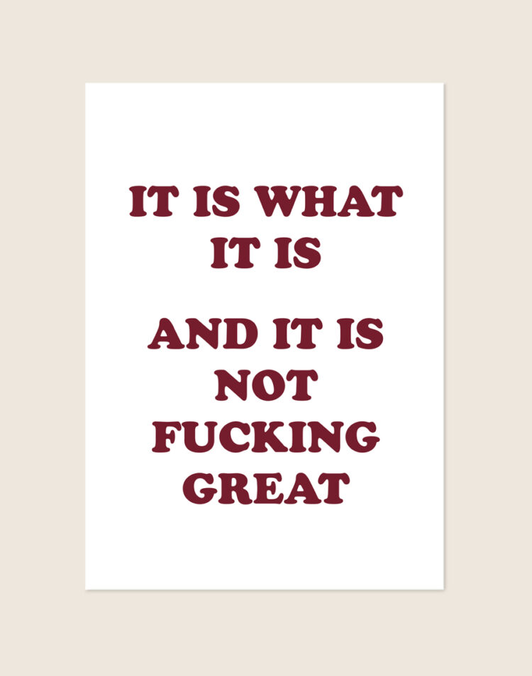 Stijlvolle witte Poster It is what it is met dieprode retro letters en de tekst It is what it is and it is not fucking great, sfeervol opgehangen in een ruimte.