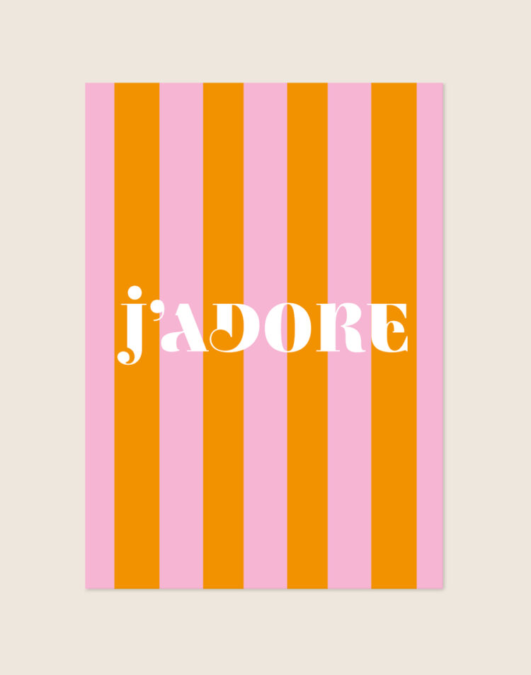 Vrolijke poster met brede verticale oranje en lichtroze strepen en de witte retro tekst 'j'ADORE' gecentreerd in het midden.