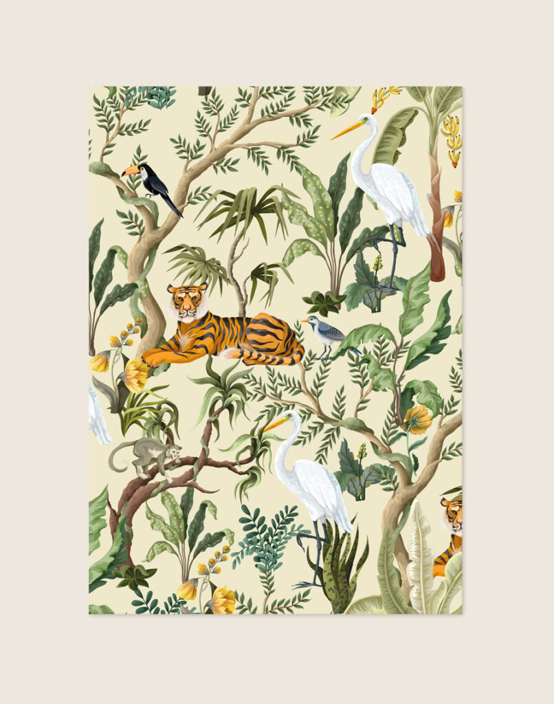 Botanische Poster Jungle met een geïllustreerde tijger, zilverreigers, toekan en tropische planten op een warme beige achtergrond, sfeervol opgehangen in een ruimte.