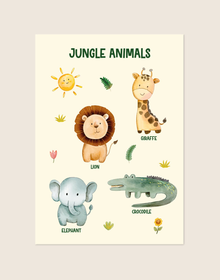 Educatieve kinderkamer Poster Jungle animals met aquarel illustraties van een giraf, leeuw, olifant en krokodil op een crème achtergrond, sfeervol opgehangen in een ruimte.