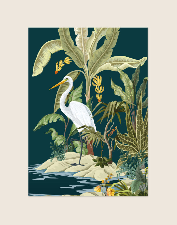 Botanische Poster Jungle reiger met een geïllustreerde witte reiger tussen bananenbomen en tropische planten op een diepgroene achtergrond, sfeervol opgehangen in een ruimte.