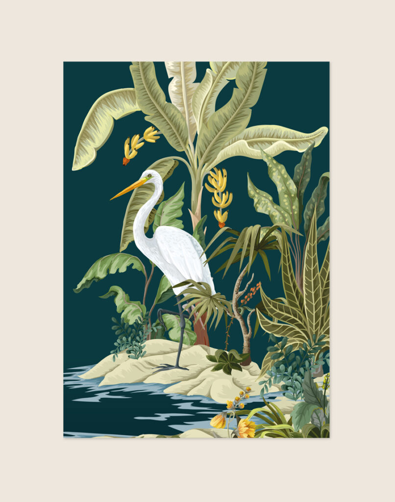 Botanische Poster Jungle reiger met een geïllustreerde witte reiger tussen bananenbomen en tropische planten op een diepgroene achtergrond, sfeervol opgehangen in een ruimte.