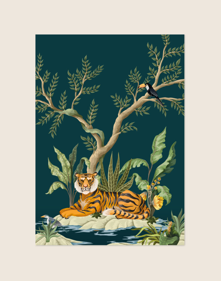 Botanische Poster Jungle tijger met een geïllustreerde liggende tijger, toekan en tropische planten op een diepgroene achtergrond, sfeervol opgehangen in een ruimte.