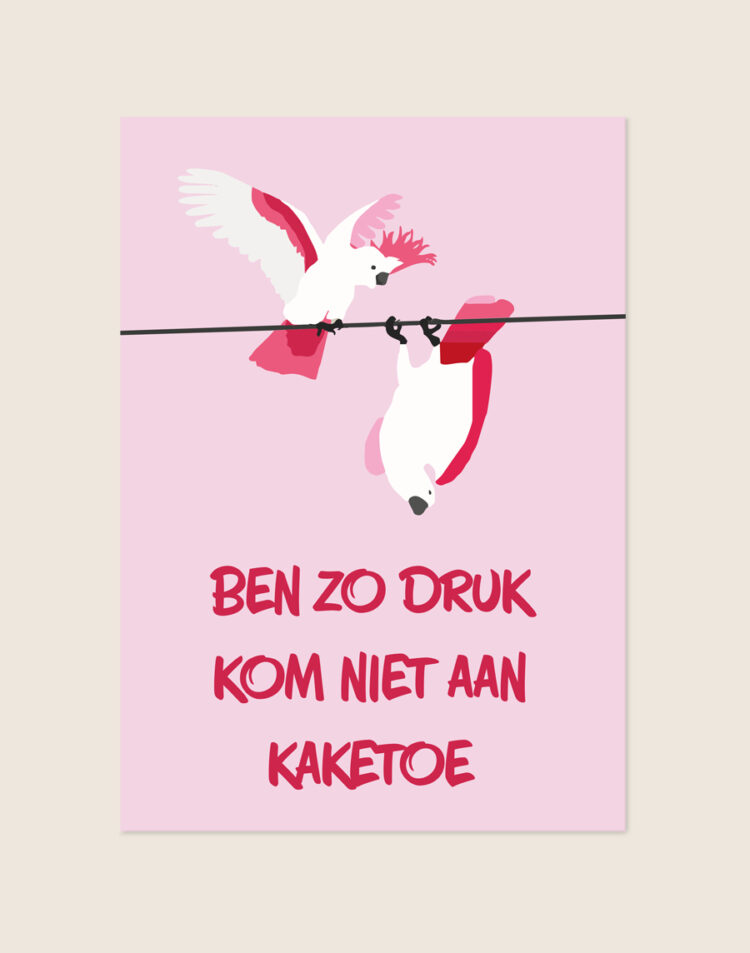 Zachtroze poster met twee roze-witte kaketoes op een draad en de fuchsia tekst BEN ZO DRUK KOM NIET AAN KAKETOE, sfeervol opgehangen in een moderne toiletruimte.