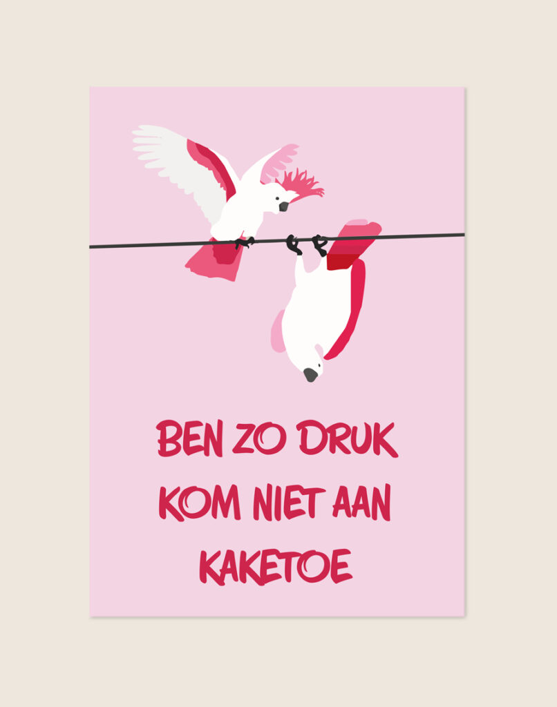 Zachtroze poster met twee roze-witte kaketoes op een draad en de fuchsia tekst BEN ZO DRUK KOM NIET AAN KAKETOE, sfeervol opgehangen in een moderne toiletruimte.