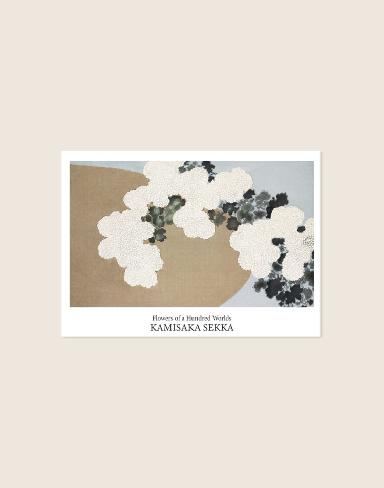 Vintage Japanse poster van het kunstwerk Flowers door Kamisaka Sekka met sierlijke en kleurrijke bloemen, sfeervol opgehangen in een Japandi interieur.