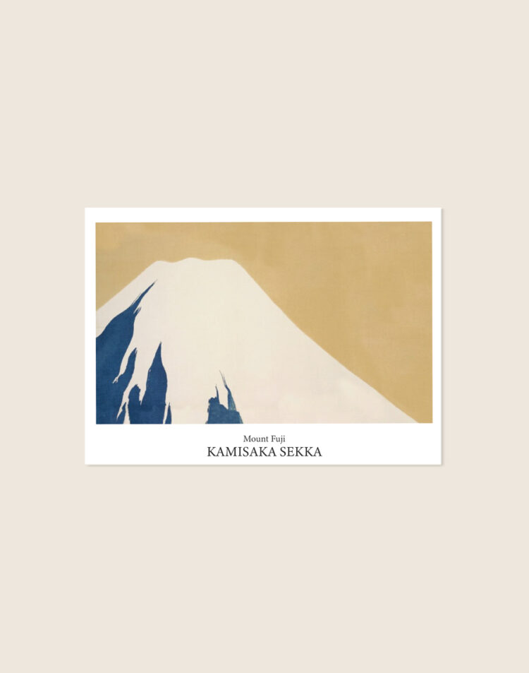 Vintage Japanse poster van het kunstwerk Mount Fuji door Kamisaka Sekka met de beroemde berg, sfeervol opgehangen in een Japandi interieur.