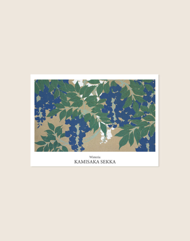 Vintage Japanse poster van het kunstwerk Wisteria door Kamisaka Sekka met sierlijke bloementrossen van de blauweregen, sfeervol opgehangen in een Japandi interieur.