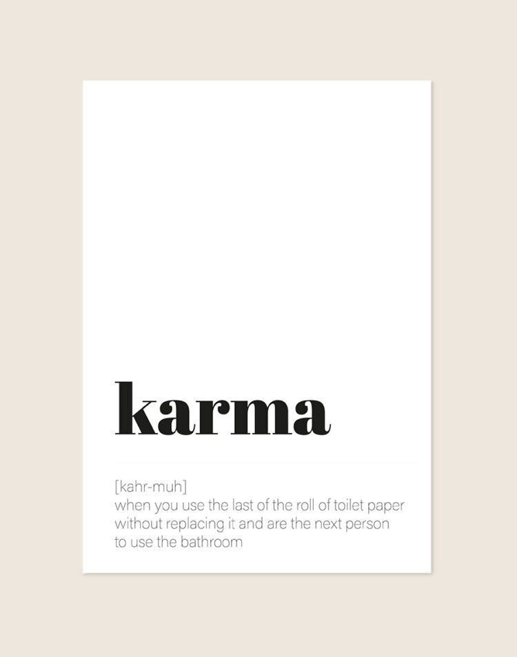 Humoristische WC Poster Karma met de Engelse woordenboekdefinitie over het opmaken van het toiletpapier op een helderwitte achtergrond, sfeervol opgehangen in een ruimte.