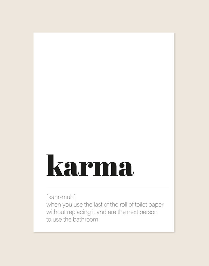 Humoristische WC Poster Karma met de Engelse woordenboekdefinitie over het opmaken van het toiletpapier op een helderwitte achtergrond, sfeervol opgehangen in een ruimte.