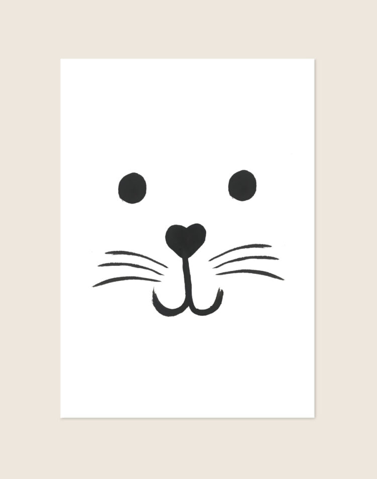 Minimalistische zwart-witte Poster Kat met een handgetekend kattengezichtje en hartjesneus op een helderwitte achtergrond, sfeervol opgehangen in een ruimte.