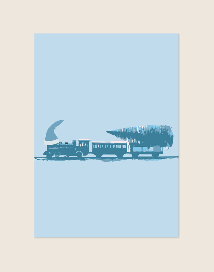 Winterse poster in zachte blauwtinten met een illustratie van een stoomtrein die een grote kerstboom vervoert en een kerstmuts draagt, sfeervol opgehangen in een kinderkamer.