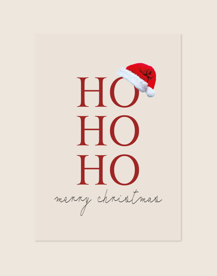 Feestelijke minimalistische kerstposter met de rode tekst HO HO HO, een kerstmuts en de sierlijke tekst merry christmas, sfeervol opgehangen in een modern interieur.