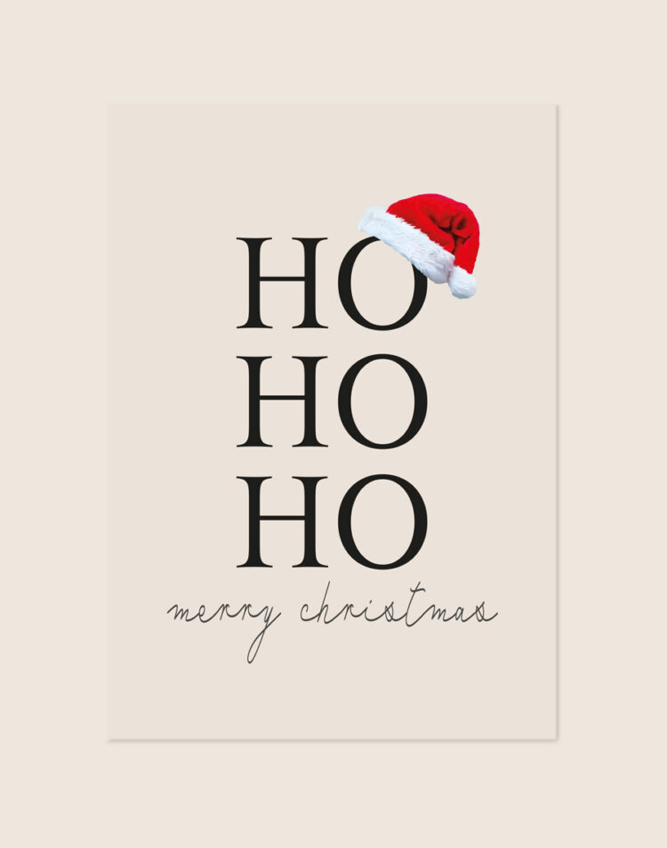 Lichte kerstposter met de tekst HO HO HO in strakke zwarte letters, een rode kerstmuts en de tekst merry christmas.