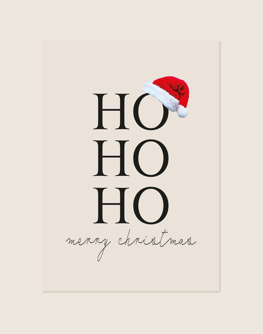 Lichte kerstposter met de tekst HO HO HO in strakke zwarte letters, een rode kerstmuts en de tekst merry christmas.