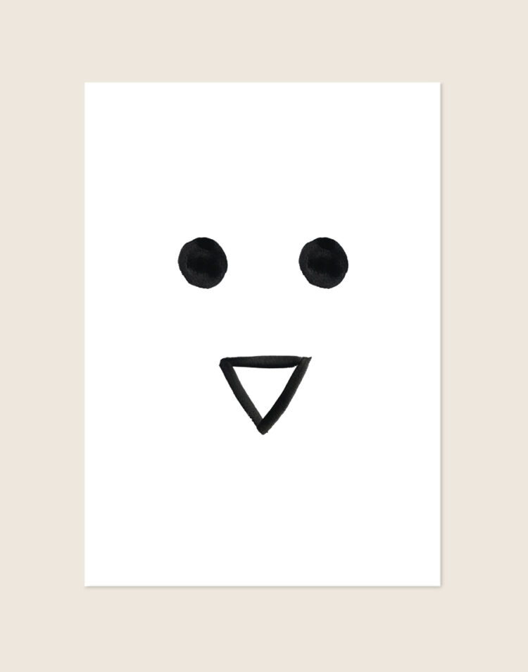 Minimalistische zwart-witte Poster Kip met twee getekende zwarte oogjes en een driehoekig snaveltje op een helderwitte achtergrond, sfeervol opgehangen in een ruimte.