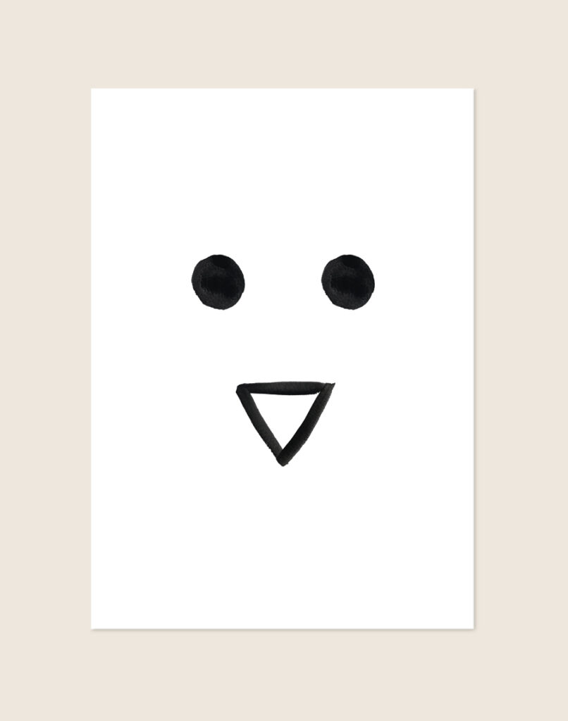 Minimalistische zwart-witte Poster Kip met twee getekende zwarte oogjes en een driehoekig snaveltje op een helderwitte achtergrond, sfeervol opgehangen in een ruimte.